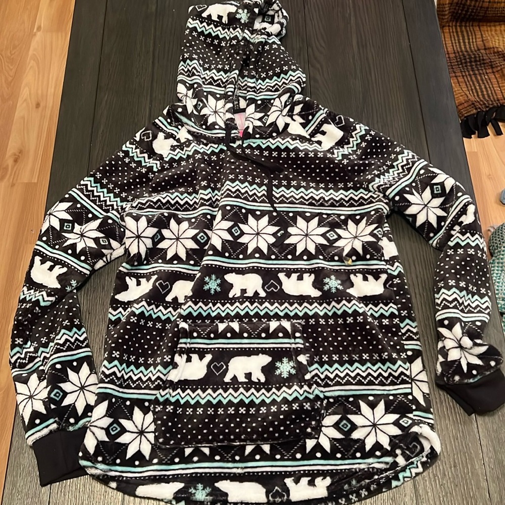 Women’s velour snowflake polar bear No Boundaries Patterned Hoodie L Junior size